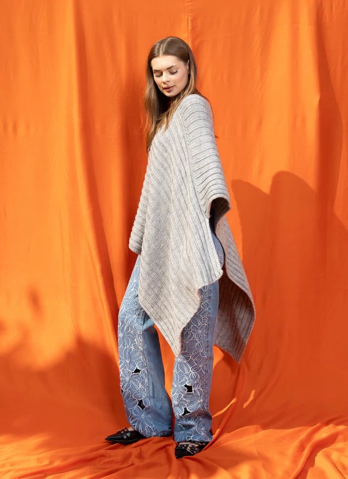 Thea Chandra Poncho