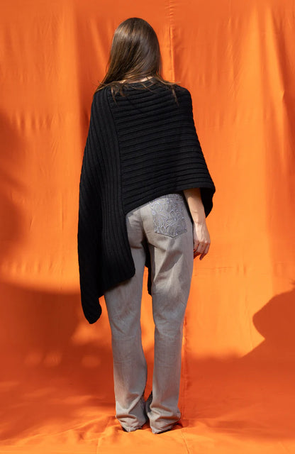 Thea Chandra Poncho